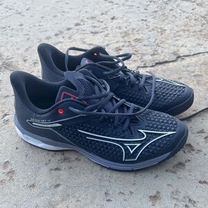 Mizuno Black and White mens sneakers Sz 8 Shoes. Worn once
